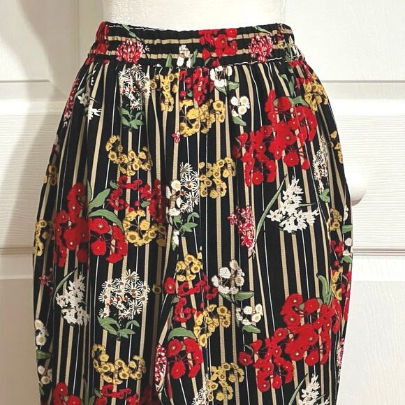 Monroe & Main Wide leg pants Women’s sz L. Black & flowers. Pull-on,elastic back - Picture 4 of 6